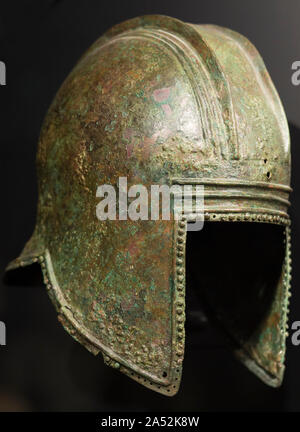 Malaga, Espagne - 2 mars, 2019 : Bronze casque d'Illyrian, type C, 6e siècle avant notre ère. Ifergan Collection Banque D'Images