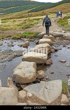 Grande traversée des tremplins sur une brûlure à Glen cassant sur le chemin de retour de la Fée des piscines, Isle of Skye, Scotland, UK, Europe. Banque D'Images