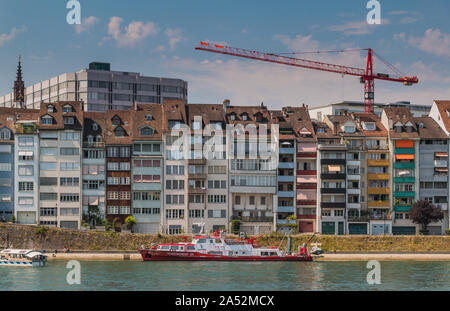 Une photo d'une rangée de petits immeubles d'appartements au bord de la rivière de Bâle. Banque D'Images