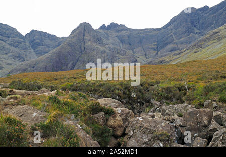 Gorges rocheuses menant à la fée des piscines avec un Fheadain Sgurr dans les Cuillin Hills dans l'arrière-plan sur l'île de Skye, Écosse, Royaume-Uni, Europe. Banque D'Images