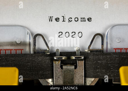 Vieille machine à écrire avec texte bienvenue 2020 Banque D'Images