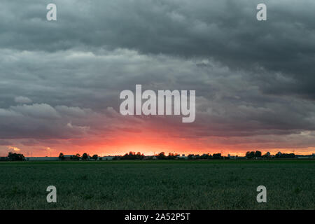 Les nuages au-dessus de la spectaculaire campagne néerlandaise tandis que le soleil se couche au-dessous de l'horizon Banque D'Images