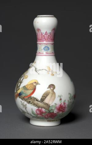 Vase avec Golden Faisan, 1736-95. La fleur-de-peinture d'oiseaux dans ce vase a été exécuté de façon complexe en émaux de couleur, avec une bonne modélisation, l'ombrage, et mélange de couleurs reflétant des influences européennes par le biais de missionnaires/artistes à la cour des Qing. L'artiste jésuite Giuseppe Castiglione (1688-1766), en particulier, exercé une influence considérable à l'académie de Qianlong. Banque D'Images