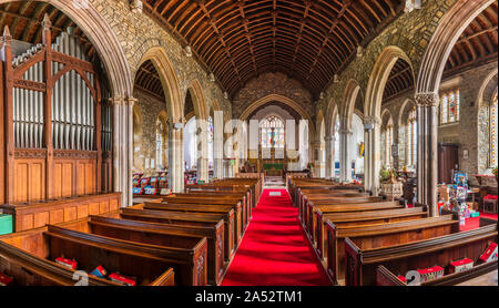 L'intérieur paisible de la belle église à Chittlehampton dans le Nord du Devon. Banque D'Images