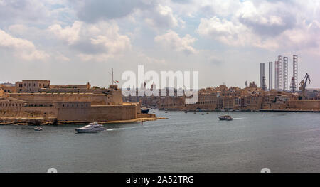 Vue de la Fort St Angelo, qui est est un fort bastionné de Birgu (Vittoriosa), et à la ville de Senglea (Isla) de La Valette, Malte. Banque D'Images