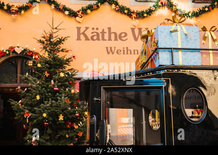 Allemagne, Rothenburg ob der Tauber, 30 Décembre 2018 : Close-up of a décoré voiture ou bus à proximité d'un magasin de jouets pendant les vacances de Noël. Banque D'Images