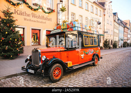 Allemagne, Rothenburg ob der Tauber, Décembre 30, 2018 : voiture ou bus à proximité d'un magasin de jouets à Noël. Banque D'Images