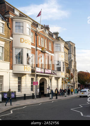 Le Dolphin Hotel à Southampton High Street remonte au moins à 1454 et était autrefois une auberge. C'est un bâtiment classé Grade II. Invités célèbres Banque D'Images