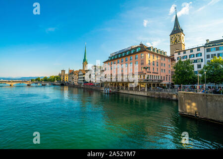 Saint Pierre et de l'église Fraumunster le long de la rivière Limmat, Niederdorf, la vieille ville de Zurich, Suisse Banque D'Images