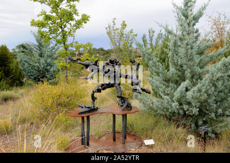 Sculptures en bronze dans le Jardin botanique de Santa Fe. Ils faisaient partie d'une exposition intitulée "La nature humaine." Ce travail est par Jonathan Hertzel. Banque D'Images