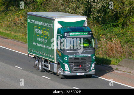 PRESTON, matières plastiques les recycleurs de polythène ; autoroute transport en vrac lourds camions de livraison, transport, camion, transport, camion, cargaison spéciale, véhicule Volvo, la livraison, les transports, l'industrie, le transport des marchandises sur la M6 à Lancaster, Banque D'Images