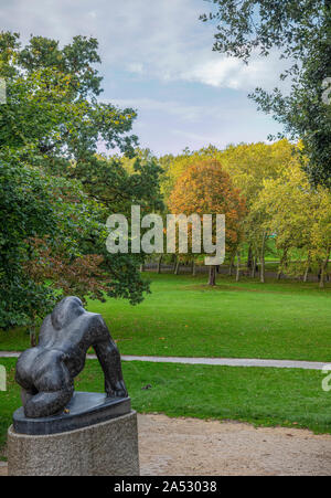 Staute de gorille, à la recherche de l'arbre vers l'automne avec huses de Crystal Palace Park dans le sud de Londres dans la distance Banque D'Images