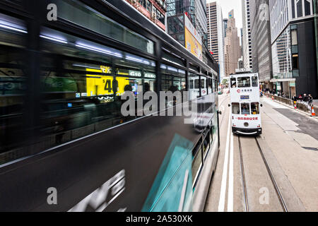 Les tramways à impériale historique billet Des Voeux Road dans le quartier central de Hong Kong. Banque D'Images