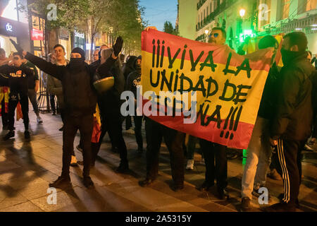 Madrid, Espagne. 16 Oct, 2019. Des centaines de personnes se sont réunies à la Puerta del Sol à Madrid le mercredi (16 octobre) à l'appui de l'indépendance catalane. Le rassemblement a été perturbé plus tard après des dizaines de nationalistes espagnols sont descendus dans les rues en scandant "l'unité nationale' et 'La Catalogne est l'Espagne'. Des échauffourées ont éclaté entre la police anti-émeute et les nationalistes espagnols à Madrid le mercredi soir. (Photo par Alberto Sibaja/Pacific Press) Credit : Pacific Press Agency/Alamy Live News Banque D'Images