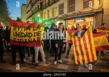 Madrid, Espagne. 16 Oct, 2019. Des centaines de personnes se sont réunies à la Puerta del Sol à Madrid le mercredi (16 octobre) à l'appui de l'indépendance catalane. Le rassemblement a été perturbé plus tard après des dizaines de nationalistes espagnols sont descendus dans les rues en scandant "l'unité nationale' et 'La Catalogne est l'Espagne'. Des échauffourées ont éclaté entre la police anti-émeute et les nationalistes espagnols à Madrid le mercredi soir. (Photo par Alberto Sibaja/Pacific Press) Credit : Pacific Press Agency/Alamy Live News Banque D'Images