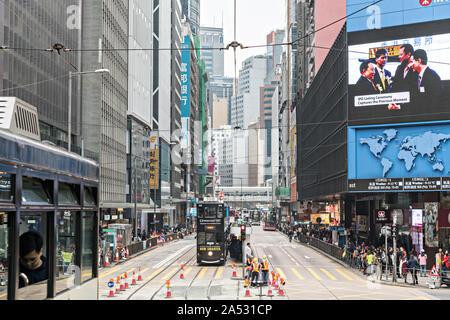 Les tramways à impériale historique billet Des Voeux Road dans le quartier central de Hong Kong. Banque D'Images