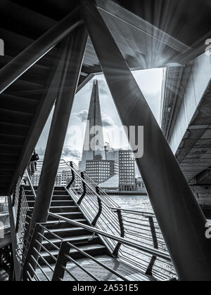 Angle de vue unique sur le célèbre bâtiment du fragment sur la rive de la rivière Thames, en noir et blanc, couleur, à Londres Banque D'Images