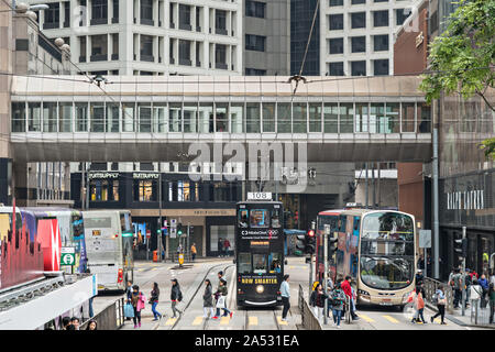 Les tramways à impériale historique billet Des Voeux Road dans le quartier central de Hong Kong. Banque D'Images