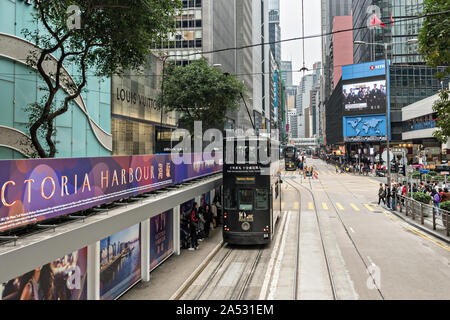 Les tramways à impériale historique billet Des Voeux Road dans le quartier central de Hong Kong. Banque D'Images