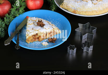 Tarte Maison de vacances traditionnelle américaine. Une tranche de tarte aux pommes dessert avec décoration de Noël Banque D'Images
