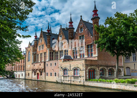 Steenhouwersdijk. Vue depuis un bateau à travers le canal de Bruges. Banque D'Images