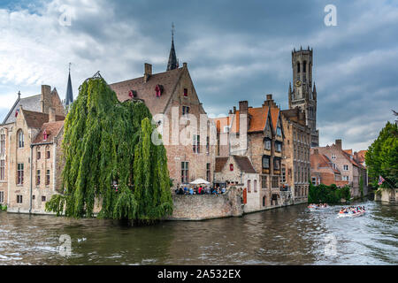 Vue de Bruges à partir de la célèbre Rozenhoedkaaim avec le beffroi en arrière-plan. Banque D'Images