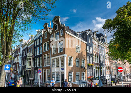 Jolie maison à Amsterdam, montrant les maisons étroites typiques avec la façade en pente. Banque D'Images