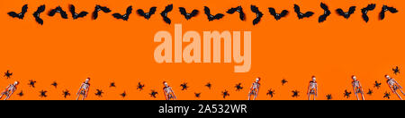 Décoration Halloween banner - fond orange avec black spiders, chauves-souris et des cercles. Mise à plat, vue du dessus. Place pour votre texte. Banque D'Images