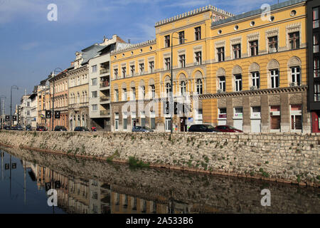 Bosnie-herzégovine, Sarajevo, Obala Kulina Bana, La rivière Miljacka, Banque D'Images