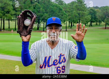 Mets de New York Hall of Famer Cleon Jones recrée son jeu de catch de la World Series 1969, le 16 octobre 2019, à Mobile, Alabama. Banque D'Images