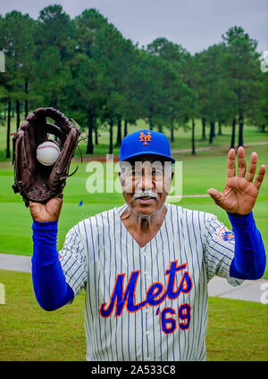 Mets de New York Hall of Famer Cleon Jones recrée son jeu de catch de la World Series 1969, le 16 octobre 2019, à Mobile, Alabama. Banque D'Images