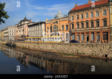 Bosnie-herzégovine, Sarajevo, Obala Kulina Bana, La rivière Miljacka, Banque D'Images