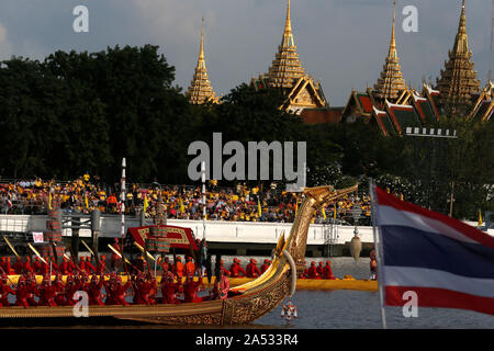 Rameurs Thai royal rangée des chalands sur la rivière Chao Phraya durant la première grande tenue répétitions en avant de la Procession du couronnement royal du Roi de Thaïlande, Maha Vajiralongkorn Bodindradebayavarangkun (Rama X) à Bangkok. Banque D'Images