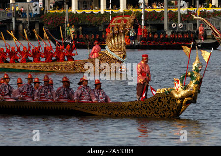Rameurs Thai royal rangée des chalands sur la rivière Chao Phraya durant la première grande tenue répétitions en avant de la Procession du couronnement royal du Roi de Thaïlande, Maha Vajiralongkorn Bodindradebayavarangkun (Rama X) à Bangkok. Banque D'Images