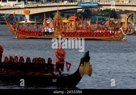 Rameurs Thai royal rangée des chalands sur la rivière Chao Phraya durant la première grande tenue répétitions en avant de la Procession du couronnement royal du Roi de Thaïlande, Maha Vajiralongkorn Bodindradebayavarangkun (Rama X) à Bangkok. Banque D'Images