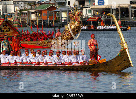 Rameurs Thai royal rangée des chalands sur la rivière Chao Phraya durant la première grande tenue répétitions en avant de la Procession du couronnement royal du Roi de Thaïlande, Maha Vajiralongkorn Bodindradebayavarangkun (Rama X) à Bangkok. Banque D'Images