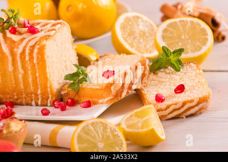 Gateau Au Citron A La Grenade Photo Stock Alamy