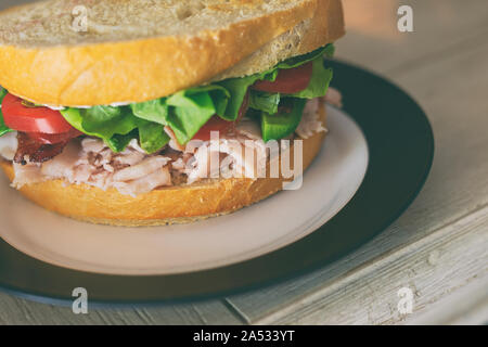 Club sandwich de dinde à l'avocat et bacon sur du pain frais. Banque D'Images