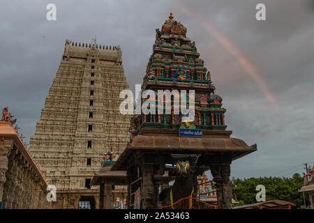 Tour d'entrée et l'intérieur d'un monument de l'Annamalaiyar temple de Tiruvannamalai, Tamil Nadu, étant l'un des plus grands temple en Inde du sud dans la région de summ Banque D'Images