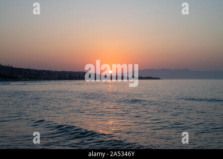 Magnifique coucher de soleil sur la côte de La Canée, Crète, Grèce Banque D'Images