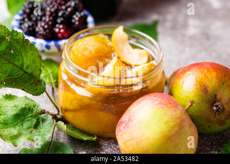 Confiture de pommes dans un bocal en verre Banque D'Images