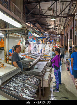 Décrochage du poisson au marché Central (Mercado Central), Santiago Centro, Santiago, Chili, Amérique du Sud Banque D'Images