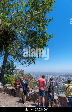 Vue sur la ville depuis le sommet du Cerro San Cristóbal (San Cristobal Hill), Santiago, Chili, Amérique du Sud Banque D'Images