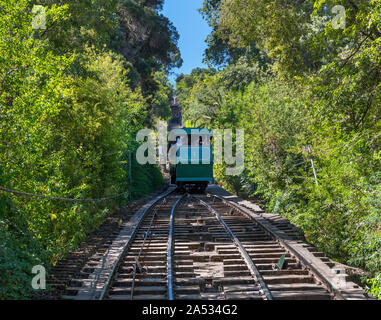 Le funiculaire grimper au sommet du Cerro San Cristóbal (San Cristobal Hill), Santiago, Chili, Amérique du Sud Banque D'Images