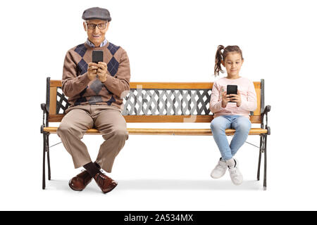 Portrait d'un grand-père et sa petite-fille assise sur un banc et using smartphones isolé sur fond blanc Banque D'Images