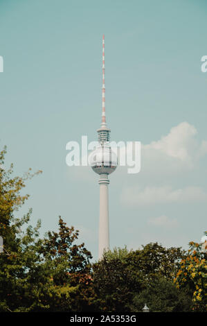 Tour de télévision de Berlin, Alexanderplatz, située sur la tour de l'aiguille Banque D'Images