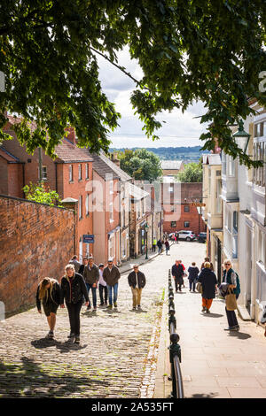 Les touristes de grimper la colline raide à Lincoln city England UK on a sunny day Septembre Banque D'Images