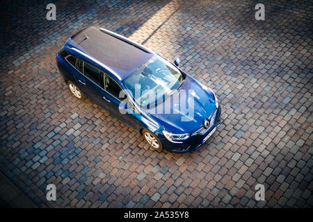 Hambourg, Allemagne - Mars 2018 : Vue de dessus Vue de dessus de blue nouveau Wagon Renault voiture garée sur le parking de cobblestone Banque D'Images