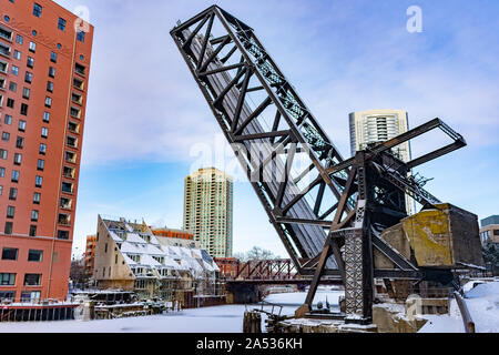 Le pont ferroviaire de Kinzie Street a grandi au-dessus de la rivière Frozen Chicago Banque D'Images