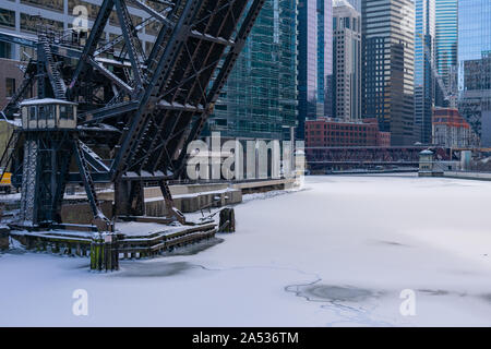 Kinzie Street Railroad Bridge s'est levé au-dessus de la rivière Frozen Chicago en direction du centre-ville Banque D'Images